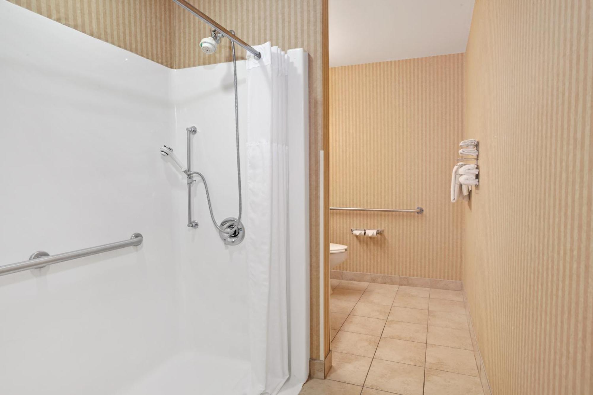King Room with Roll-In Shower - Mobility Access/Non-Smoking,1284766570:JPEG