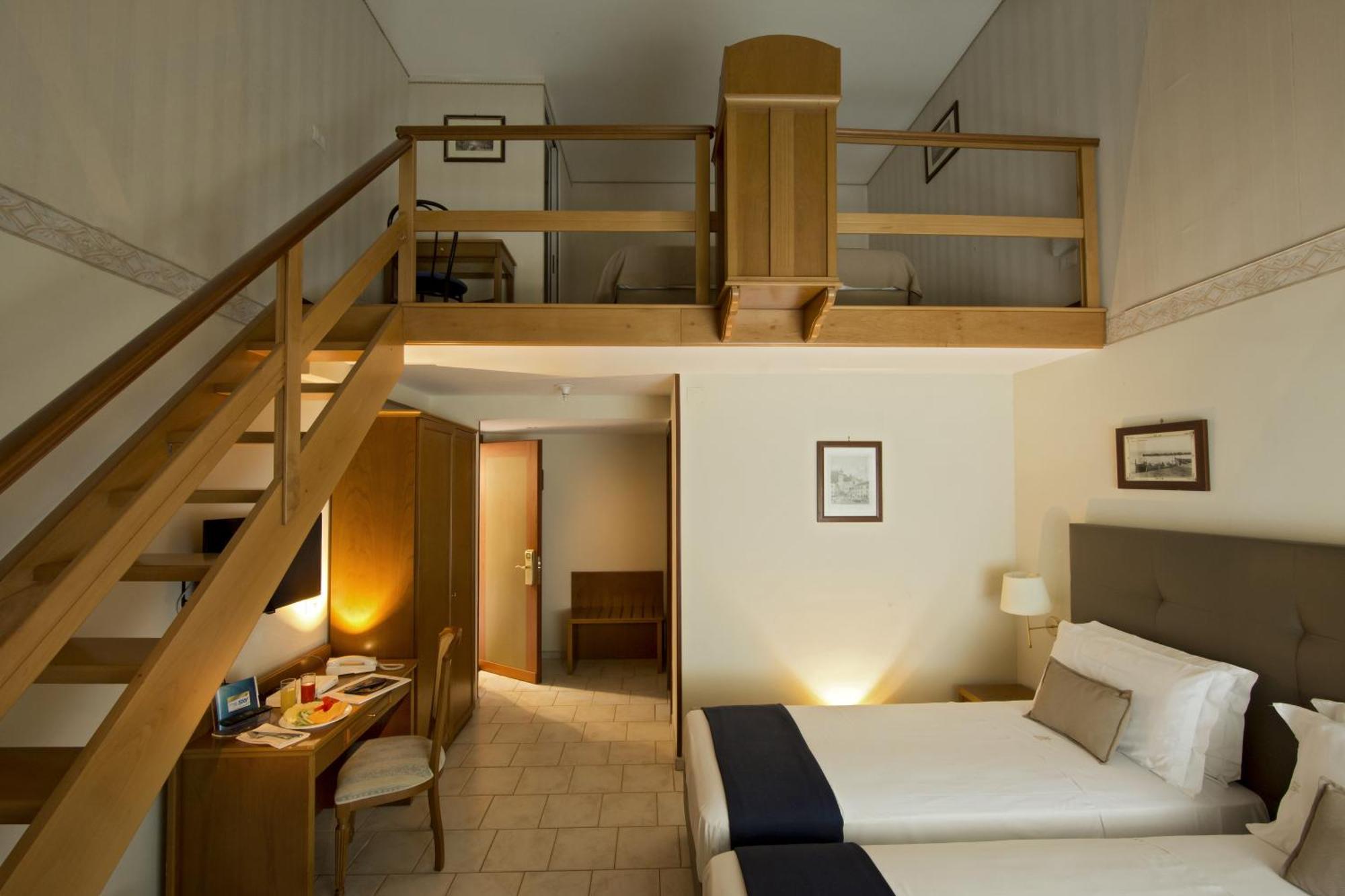 Quadruple Room Split Level,705179851:JPEG