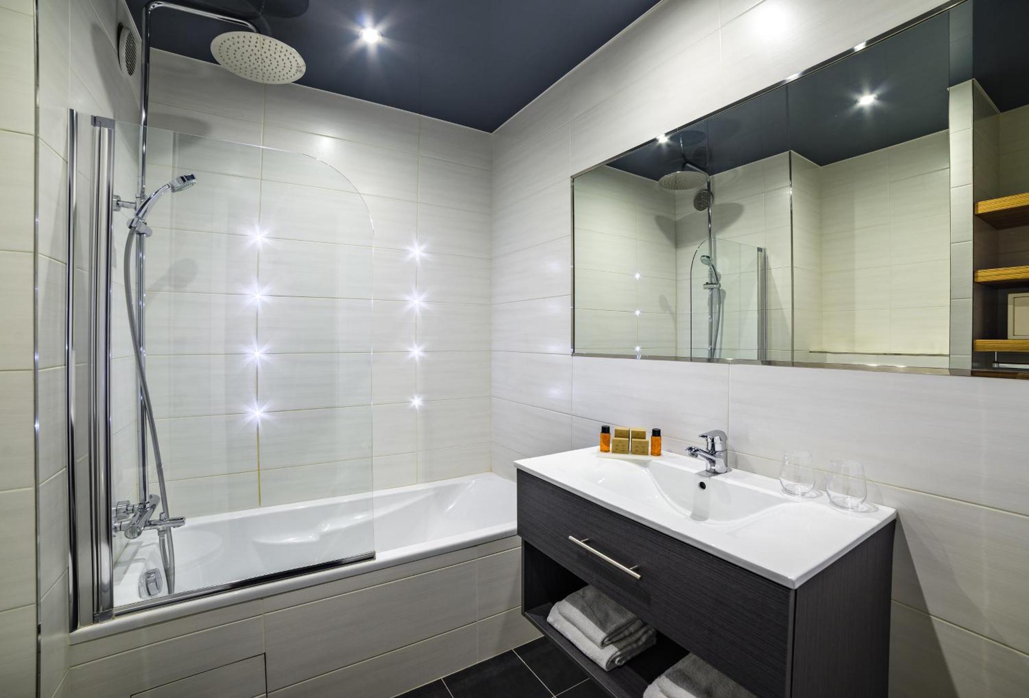 Chambre Double ou Lits Jumeaux Supérieure - Accès à Piscine/Salle de Sport Inclus