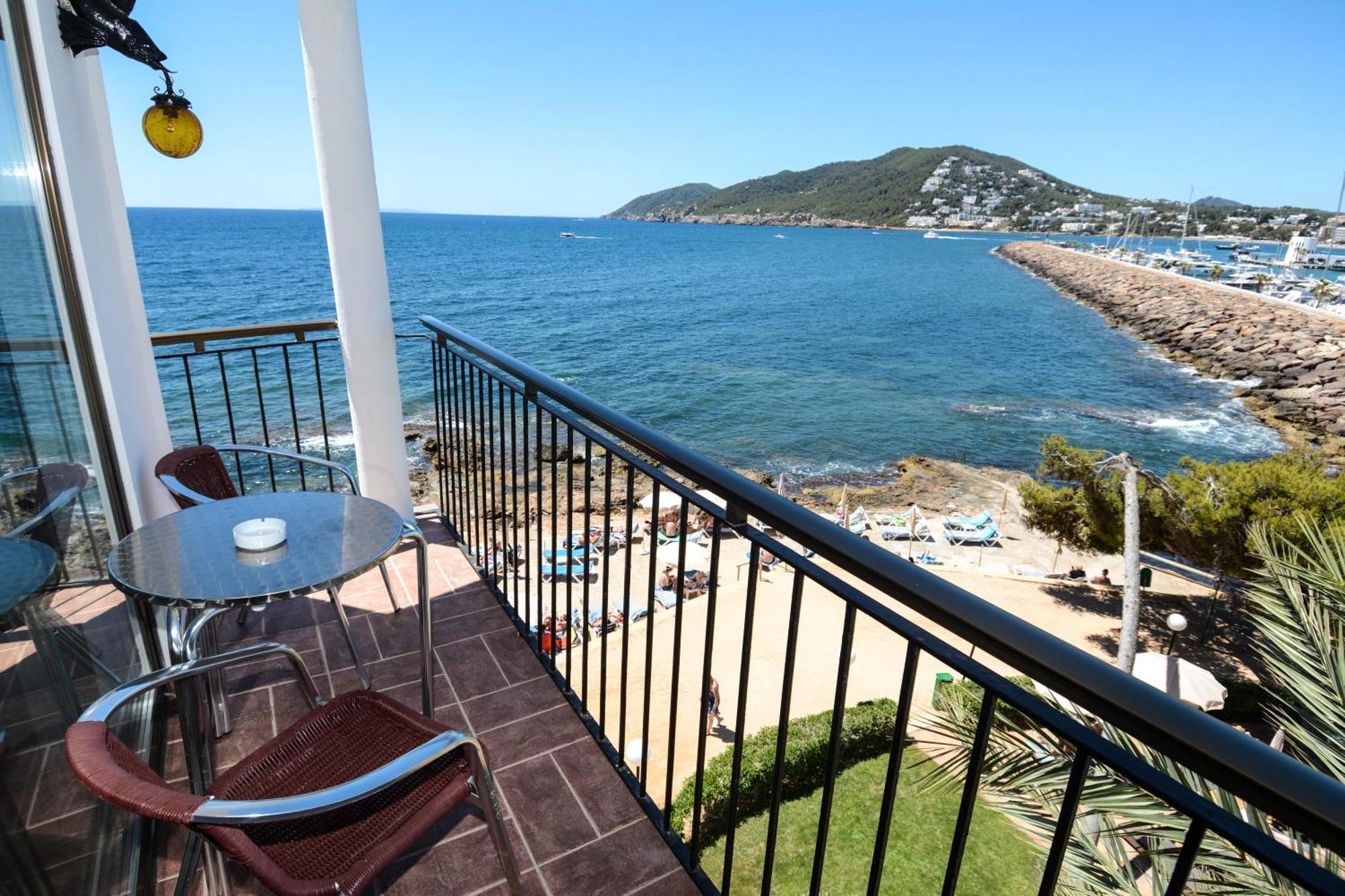 Deluxe tweepersoonskamer met balkon en uitzicht op zee