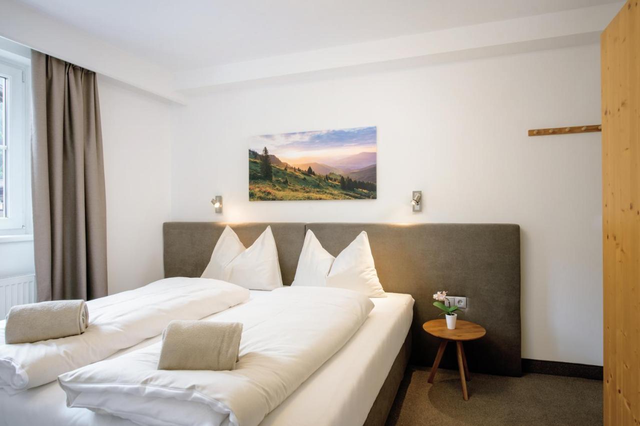 Three-Bedroom Apartment with Balcony,718252492:JPEG