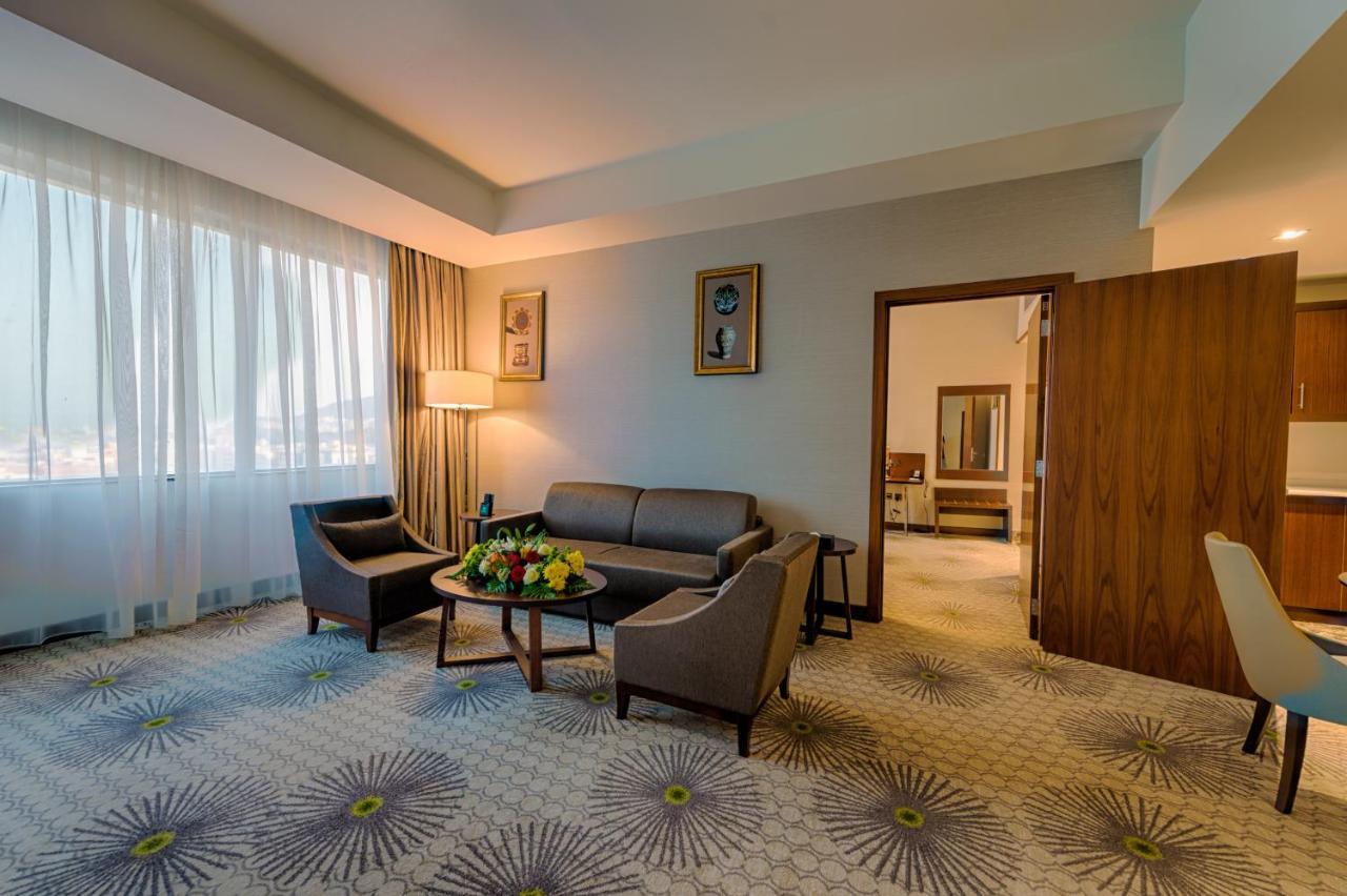 Executive Suite,723296626:JPEG