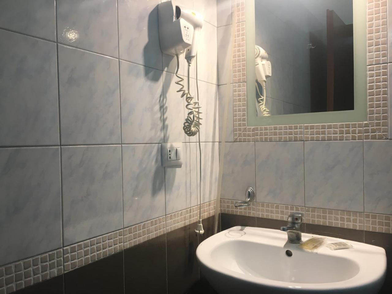 Camera Doppia con Letti Singoli e Bagno in Comune