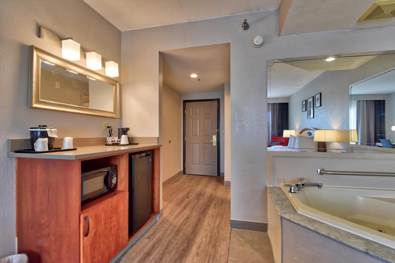 King Suite with Spa Bath - Non-Smoking,945530416:JPEG