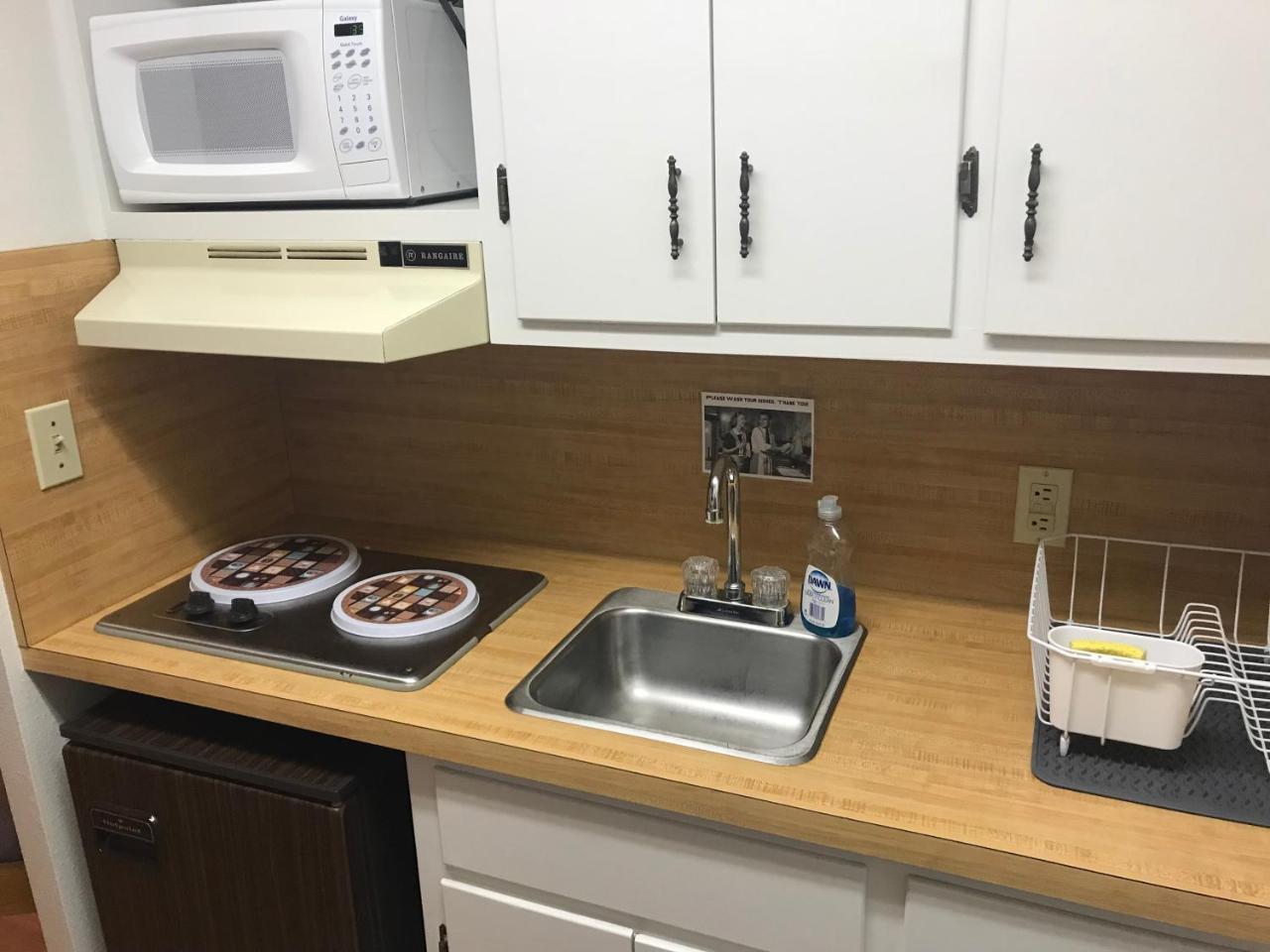 Deluxe Queen Room with Kitchenette