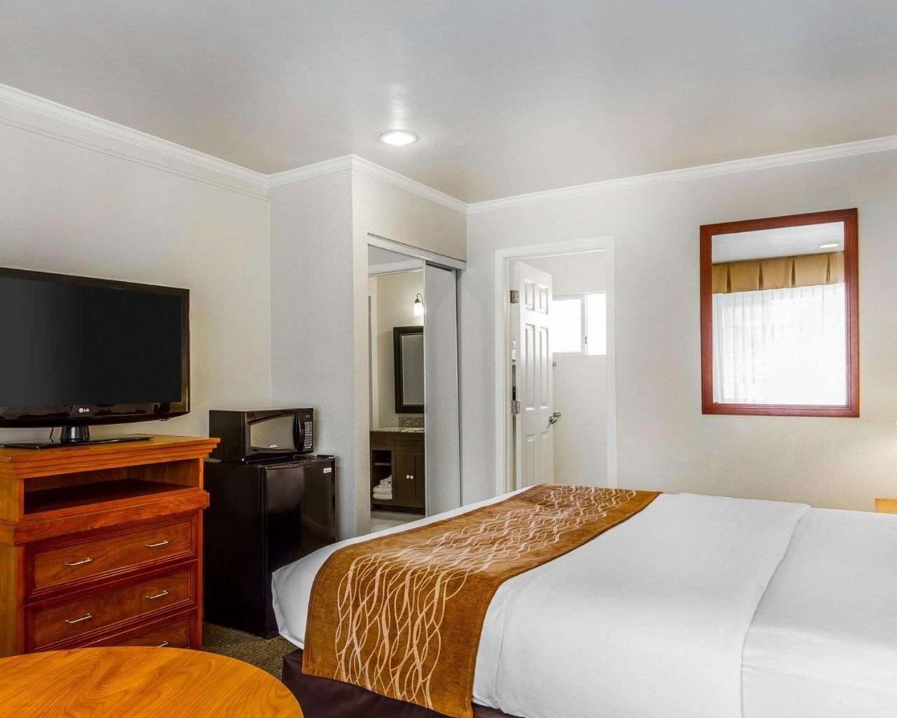 Standard Room With One King Bed - Non-Smoking,792756702:JPEG