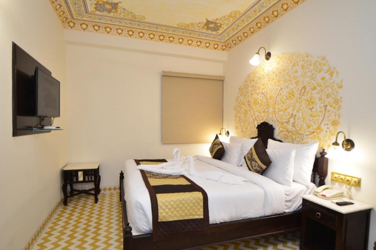 Superior Room:: 15% off on food & beverage services, 20% off on session of Spa
