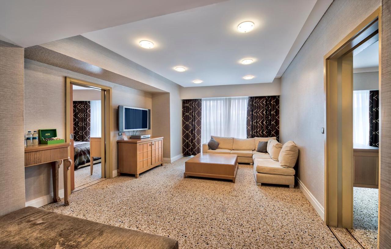 Family Room,1520332699:JPEG