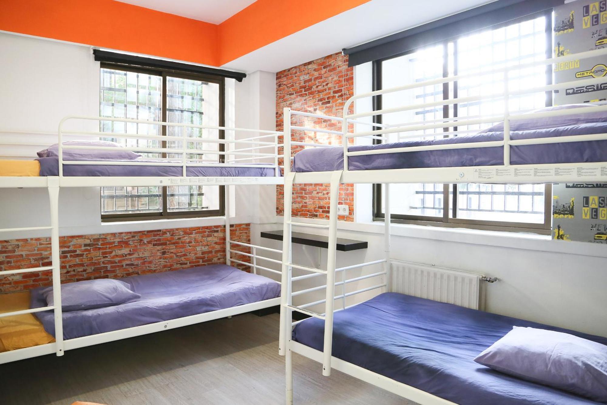 Lit Simple dans Dortoir Mixte de 4 Lits