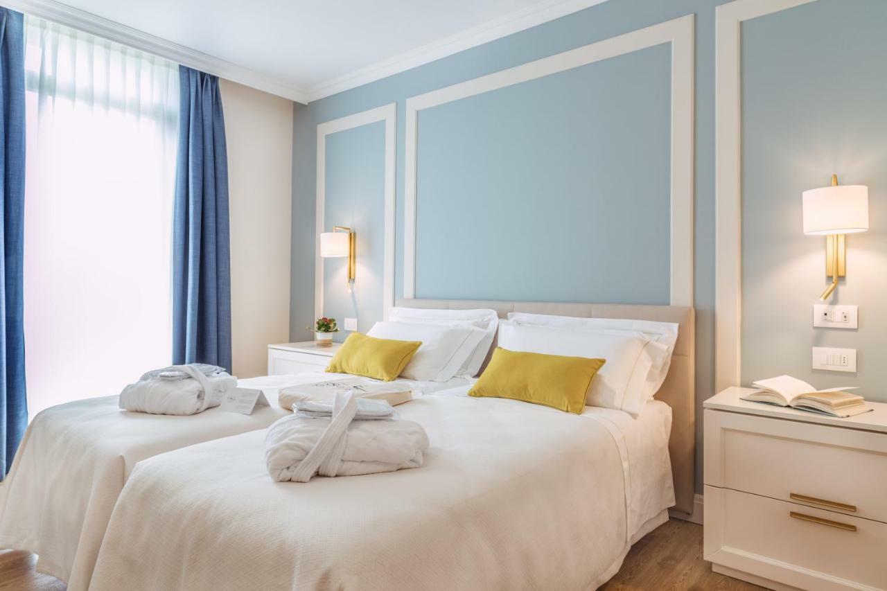 Doppel-/Zweibettzimmer mit Balkon