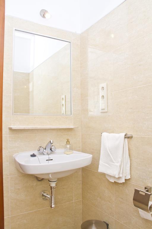 Single Room with Shared Bathroom,254853233:JPEG