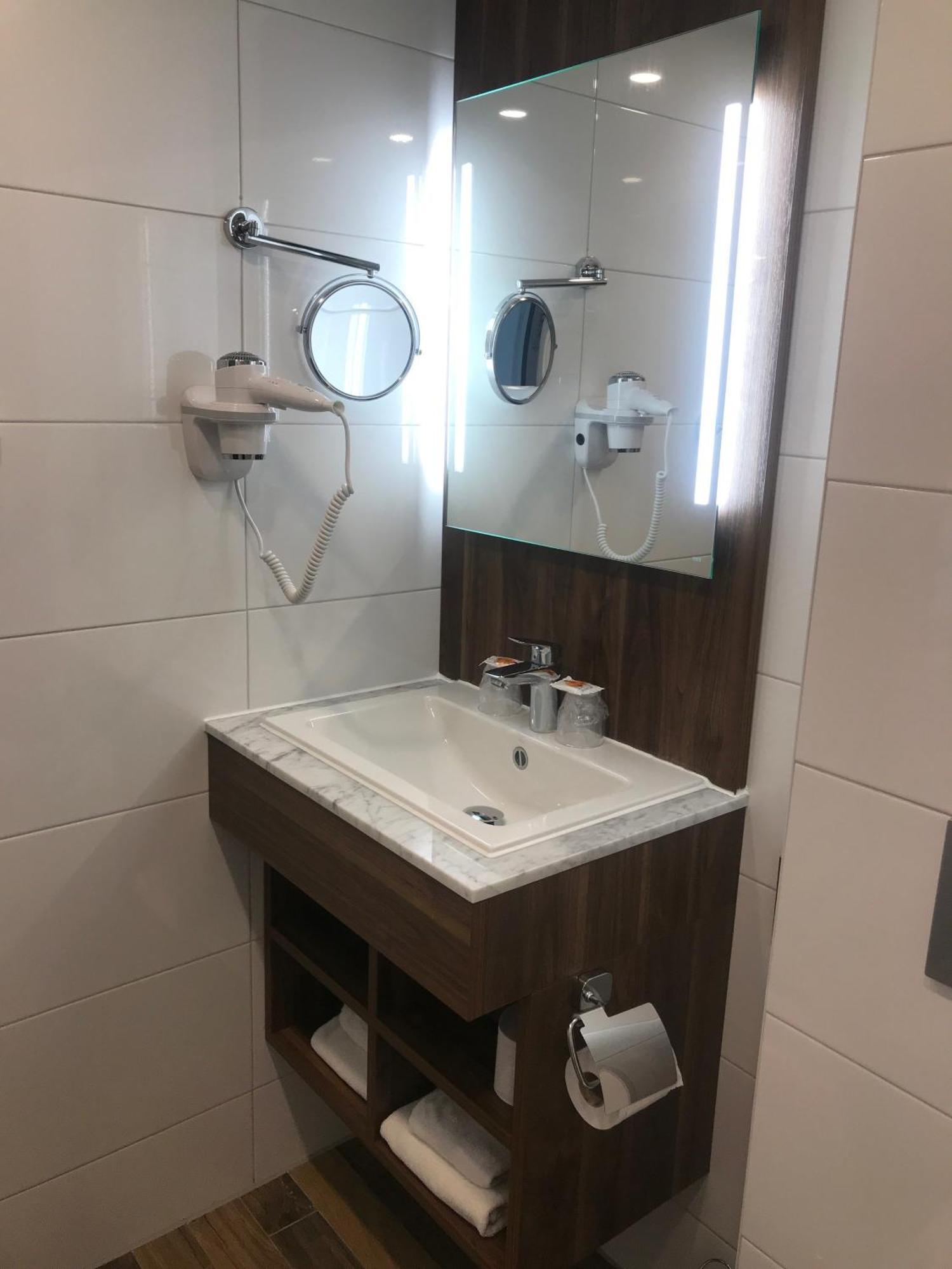 Quarto com Cama de Casal ou 2 de Solteiro