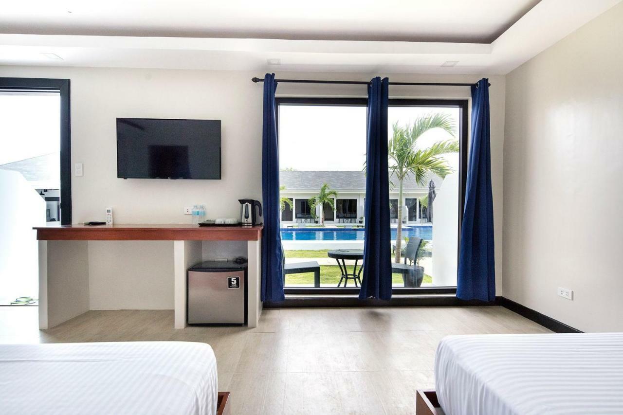 Deluxe Queen Room with Two Queen Beds (Free Airport Drop)