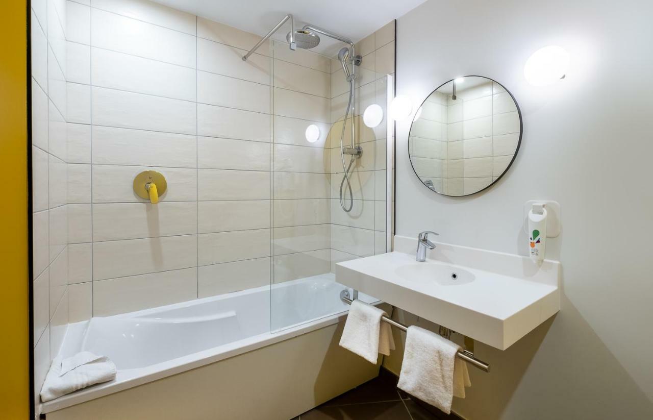 Habitación Estándar con 1 cama doble y 2 camas individuales