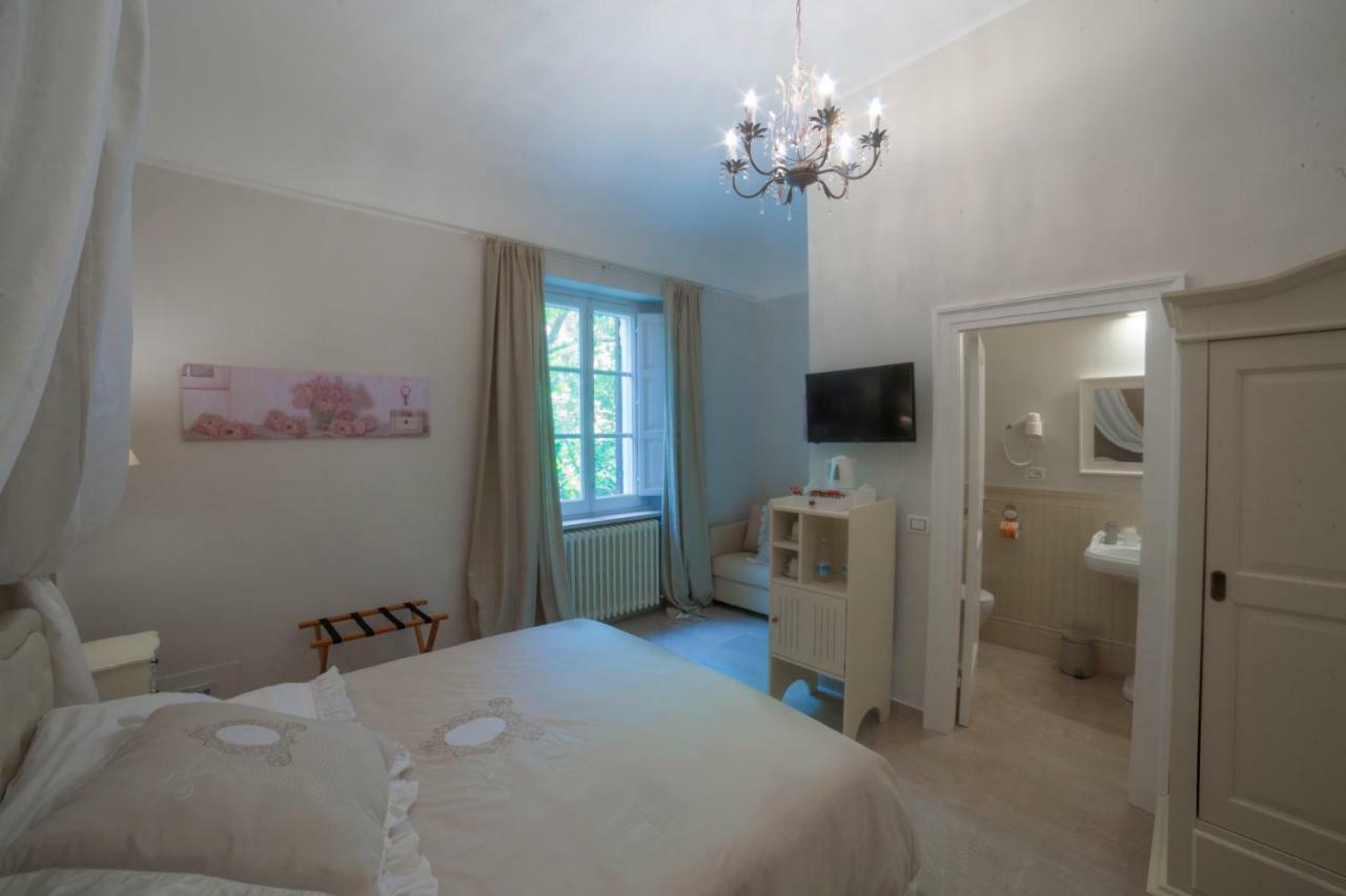 Deluxe Room (2 Adults + 1 Child),850855904:JPEG