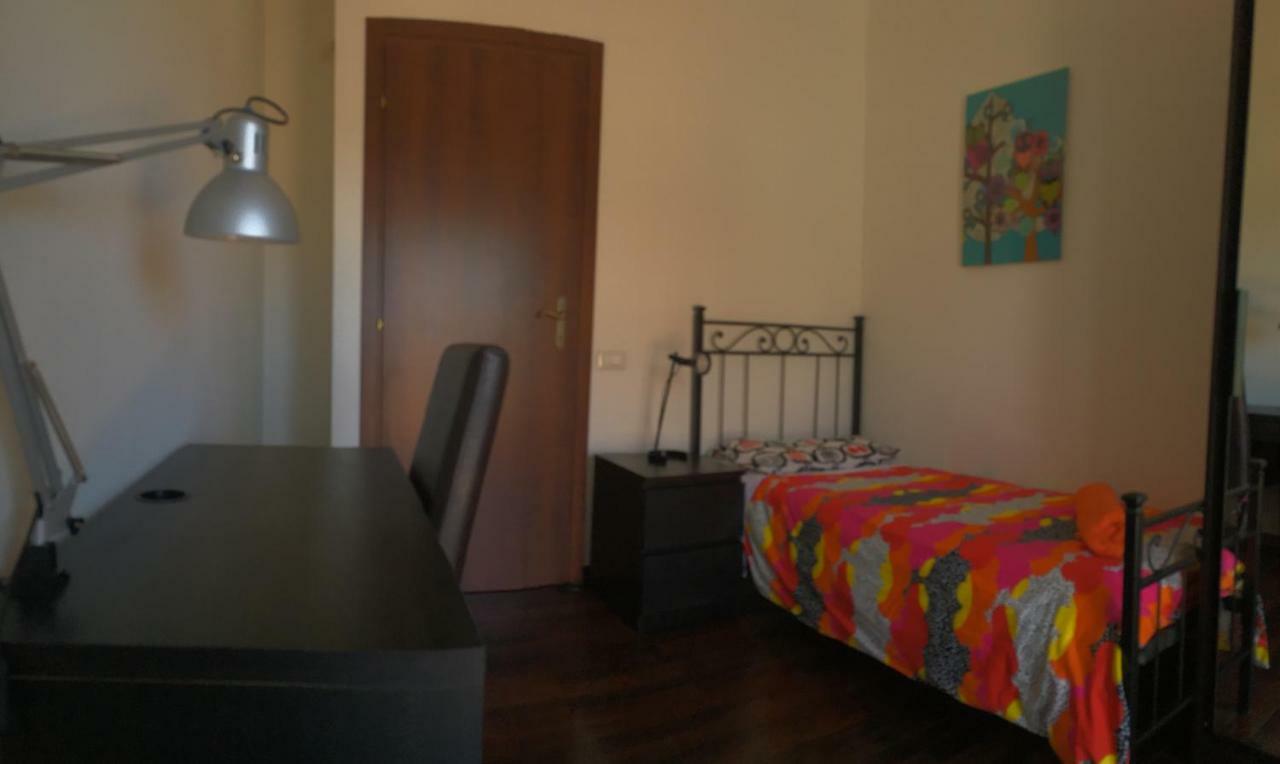 Camera Singola con Bagno in Comune e Terrazza