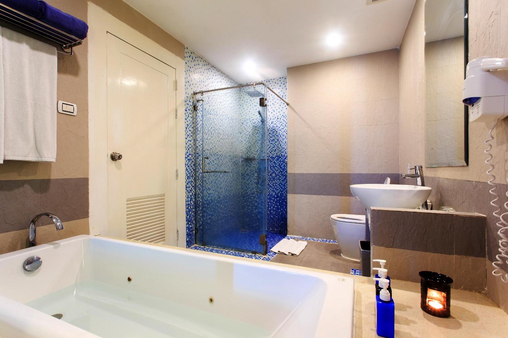 Deluxe Doppel-/Zweibettzimmer mit Zugang zum Pool