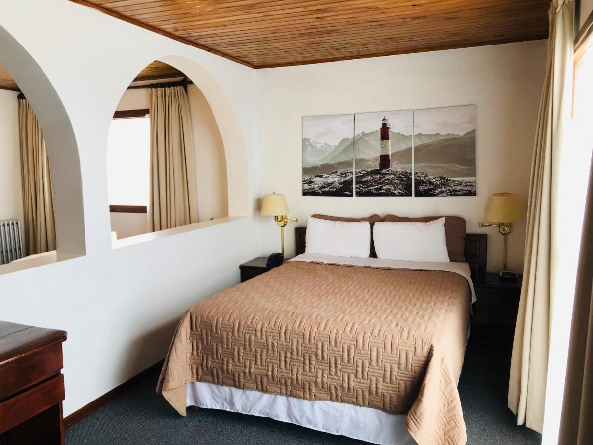 Family Room (1 Double bed + 2 single beds),926934544:JPEG
