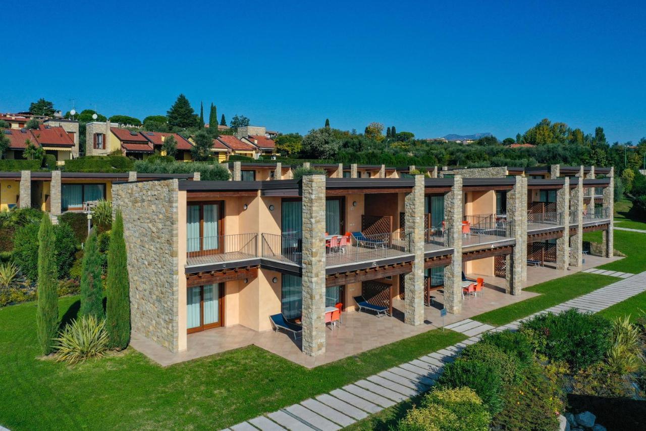 Standard One Bedroom Apartment with Partial Lake View,943088254:JPEG