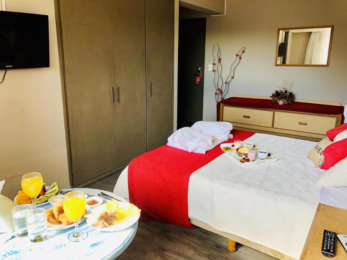 Quarto com Cama de Casal ou 2 de Solteiro