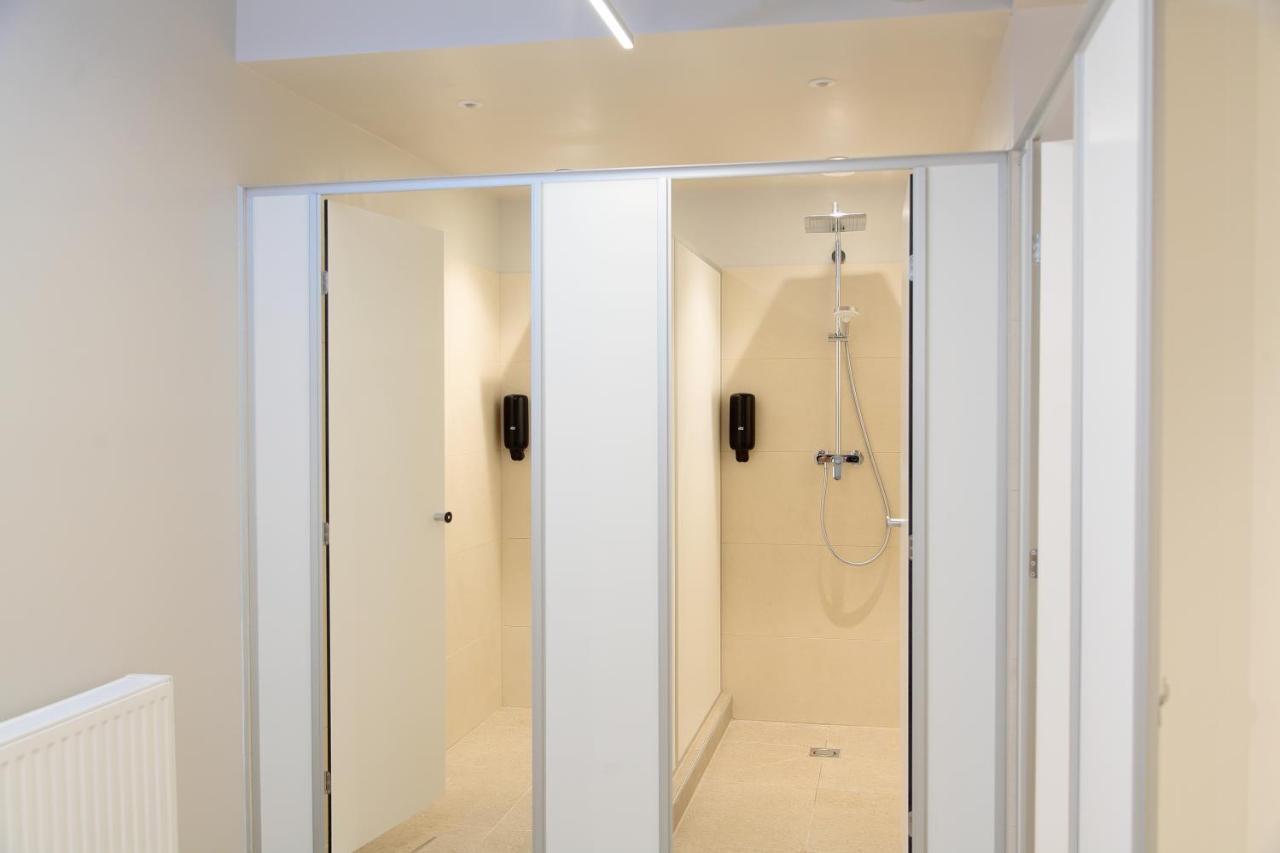 Posto Letto in Dormitorio Femminile con 8 Letti