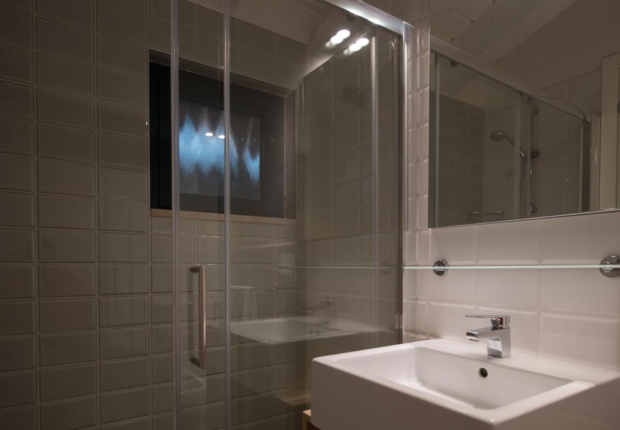 Deluxe Two-Bedroom Apartment with Terrace and Lake View,1285095211:JPEG