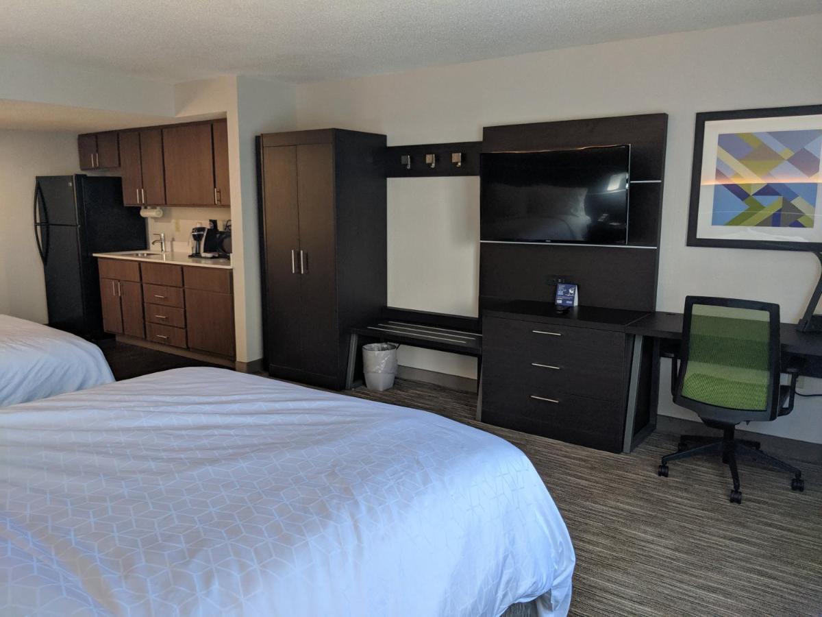 Queen Suite with Two Queen Beds and Dining Area