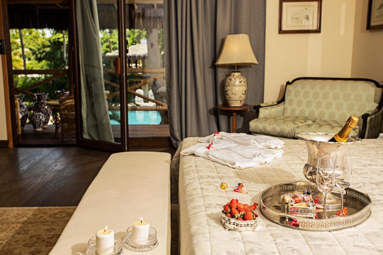 Habitación con cama extragrande y vistas a la piscina
