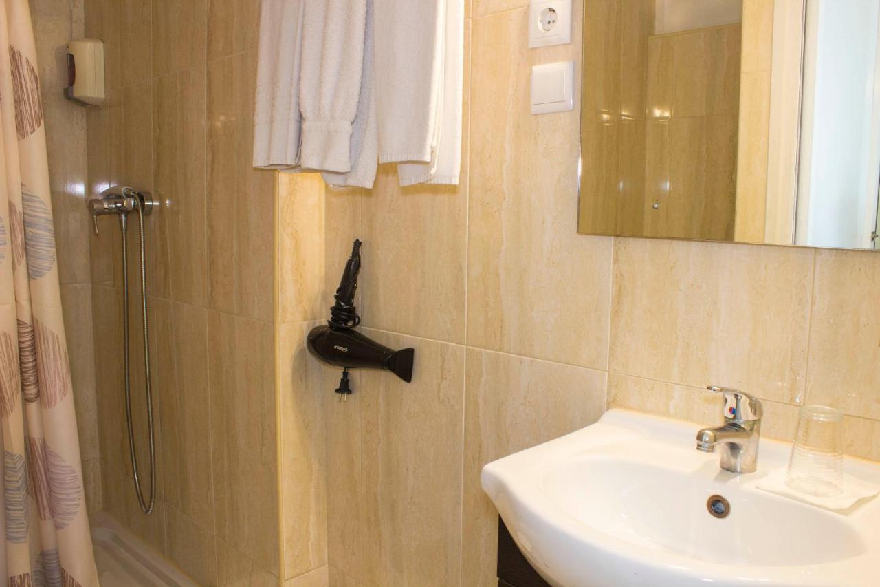 Triple Room with Balcony and Garden View,983194771:JPEG