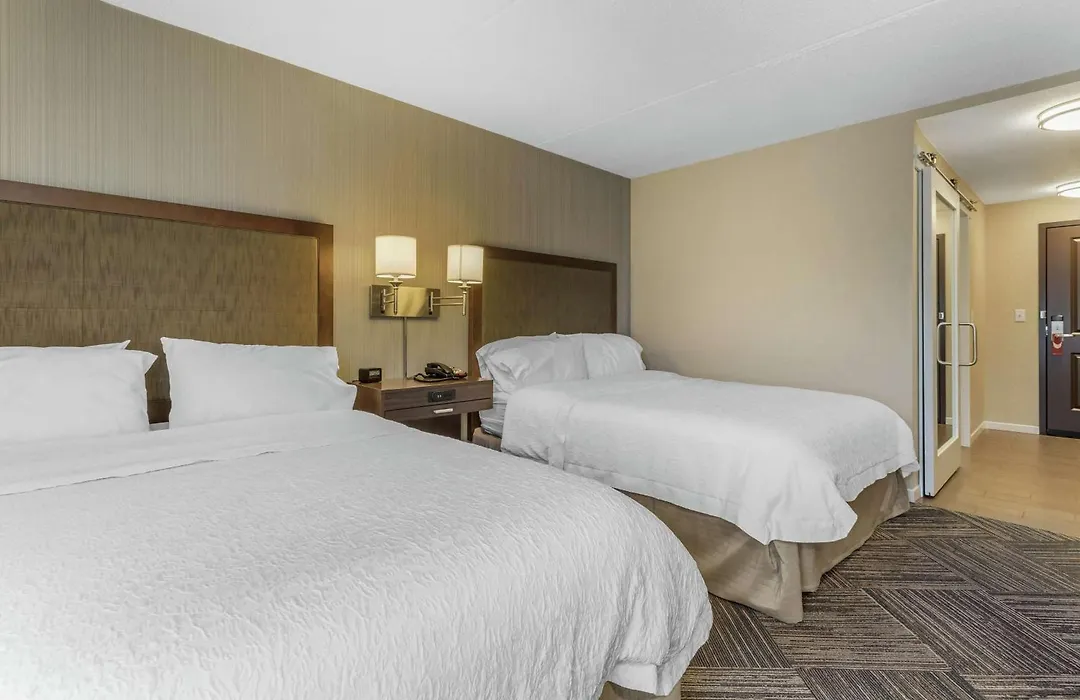 Hampton Inn Green Bay Downtown-1