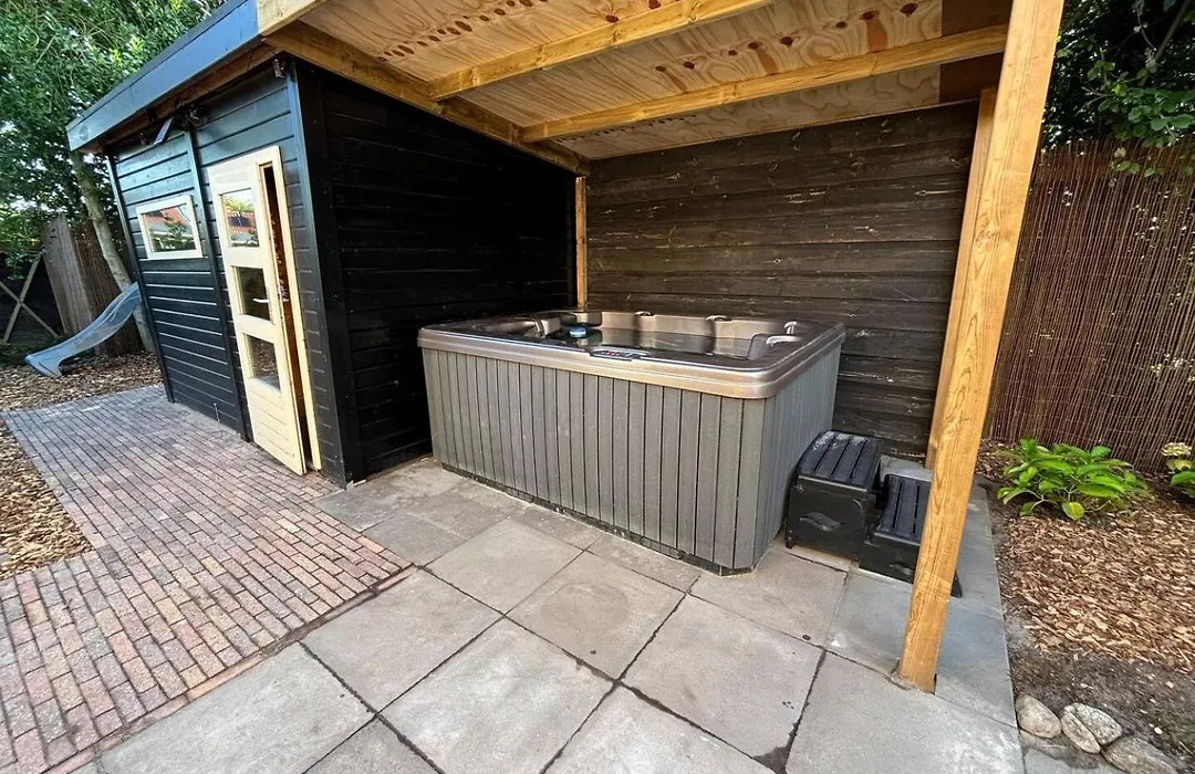 Bed&Breakfast Heerenveen Centrum met Privé Sauna en Jacuzzi-1