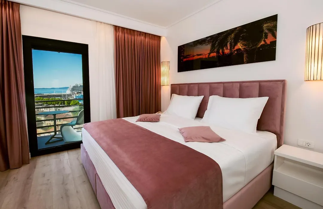 Hotel Luxe-1