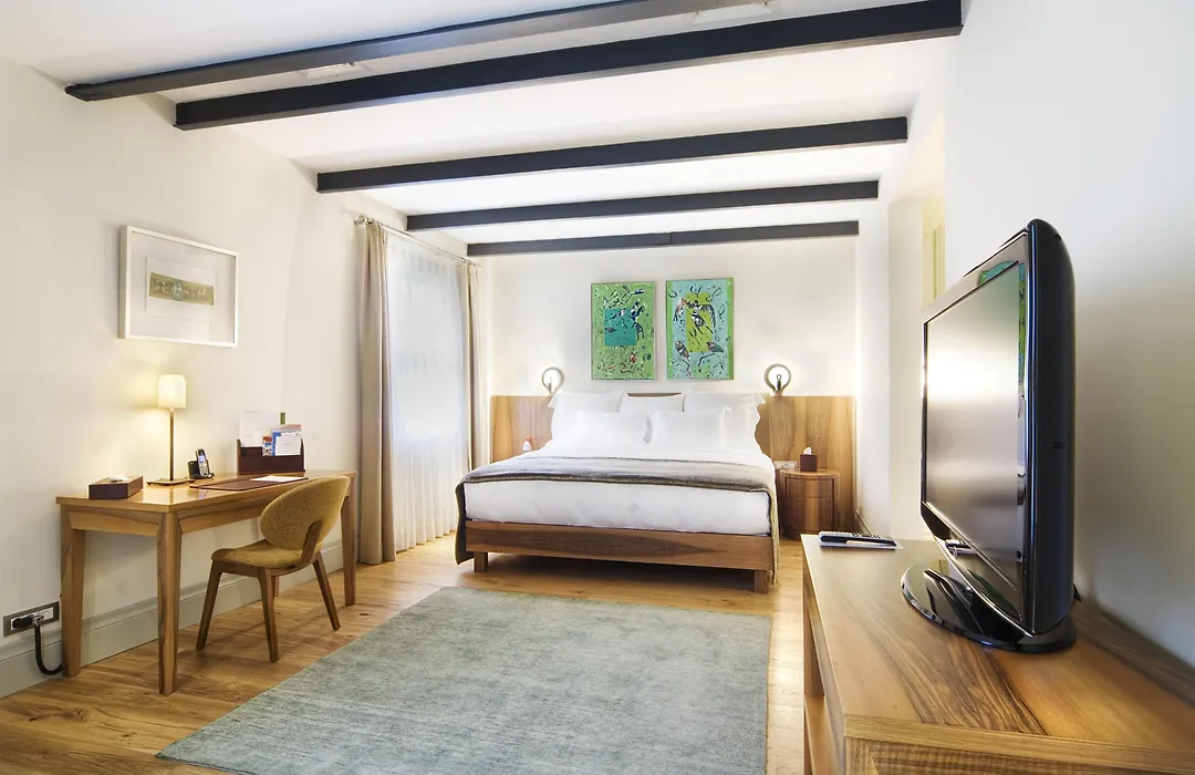 Tomtom Suites-1