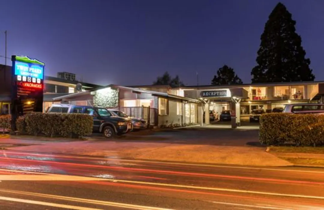 Twin Peaks Lakeside Inn-1