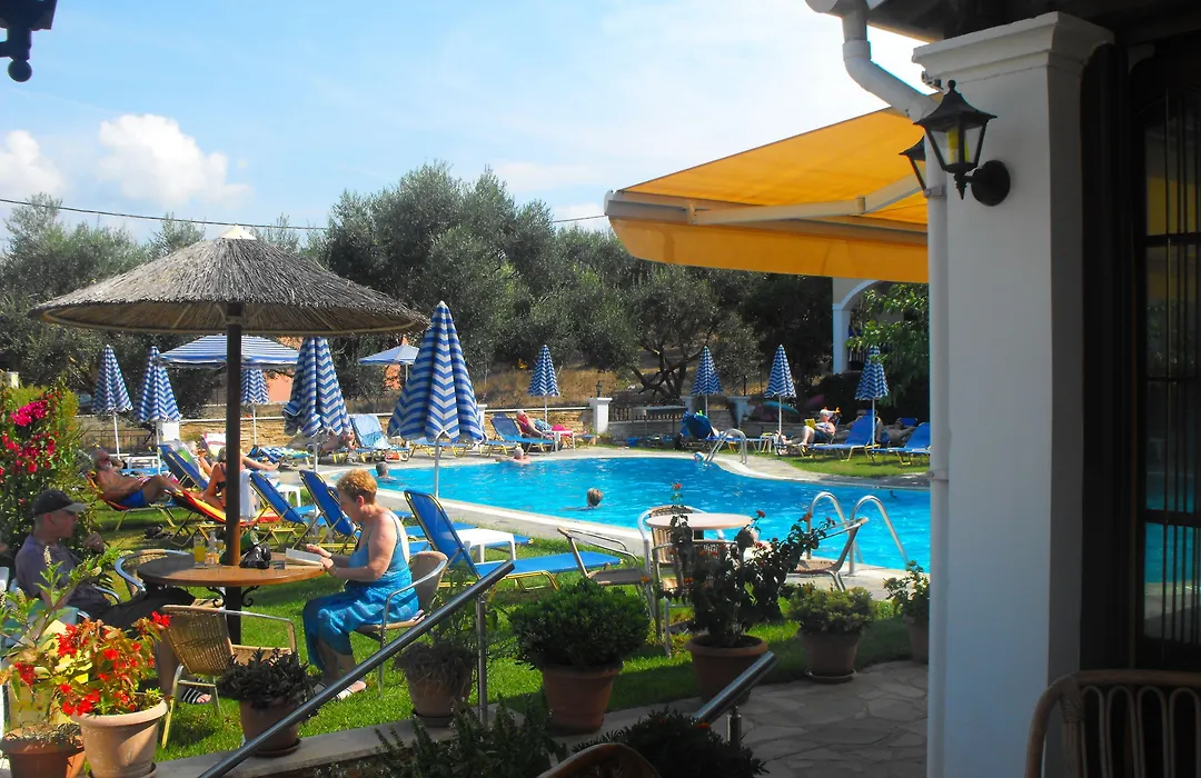 Perros Hotel-1