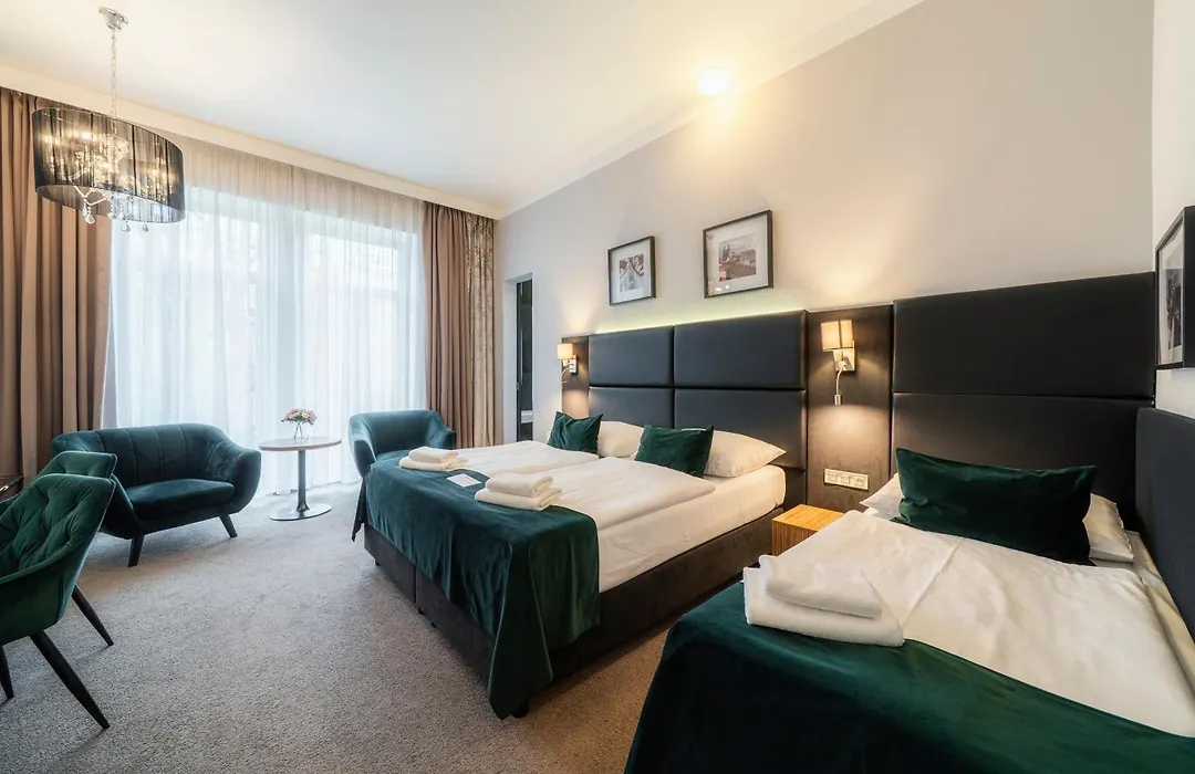 Hotel Noir-1