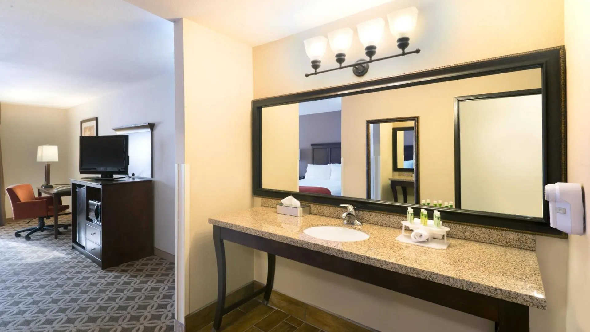 Holiday Inn Express Show Low By Ihg Resort: Best Prices & Reviews