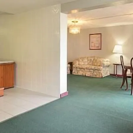 Super 8 By Wyndham Norman-3