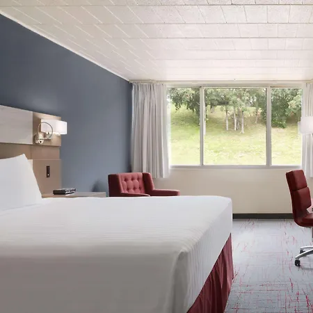 Ramada By Wyndham Uniontown-3