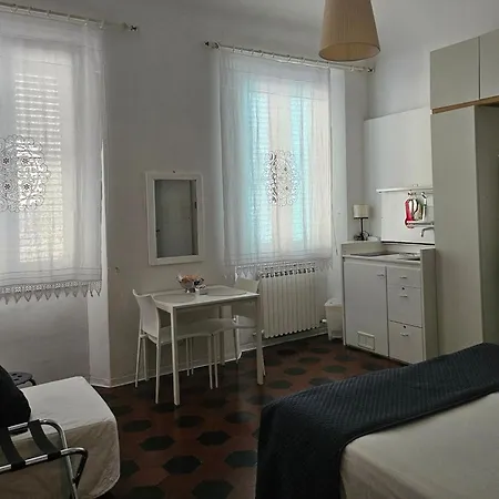 Lucretia House-2