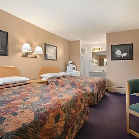 Travelodge By Wyndham Moose Jaw-2