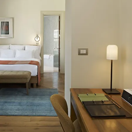 Tomtom Suites-3