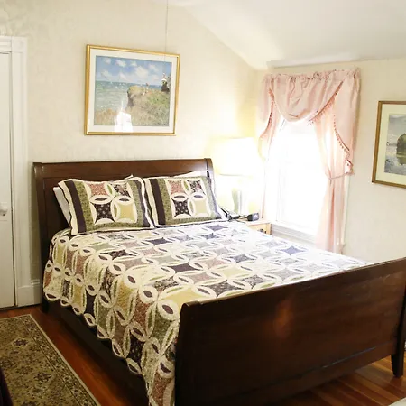 The Coolidge Corner Guest House: A Brookline Bed And Breakfast-3