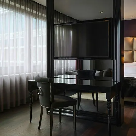 Roomers Frankfurt Central, Autograph Collection-3