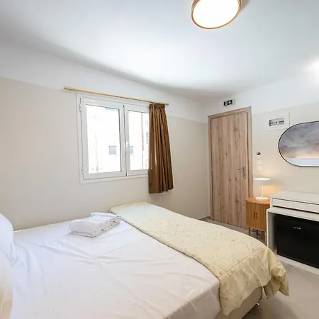 Lux Hotel 5 Mins Walk From Port Of Piraeus And Metro Station-2
