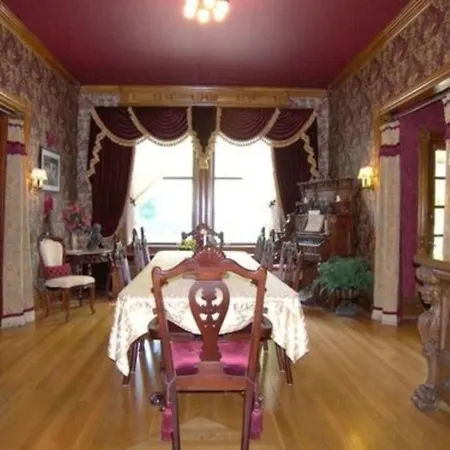 Alexander Mansion Bed And Breakfast-3