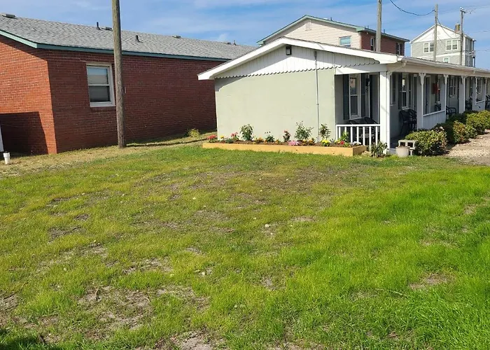 Pet Friendly hotel: Driftin Sands Motel