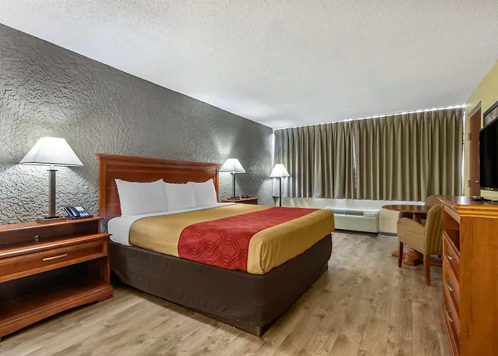 Pet Friendly hotel: Econo Lodge Broken Arrow-Tulsa