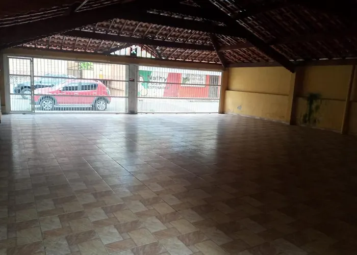 Casa Tupi 3 quadras da praia em condomínio