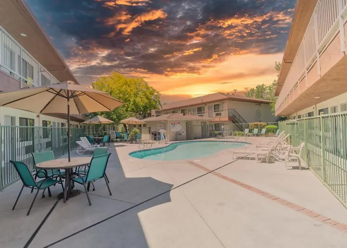 Hotel mit Pool: The Oakhurst Inn At Yosemite